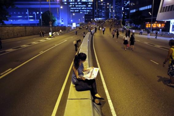 Người biểu tình trên đường phố Hồng Kông.