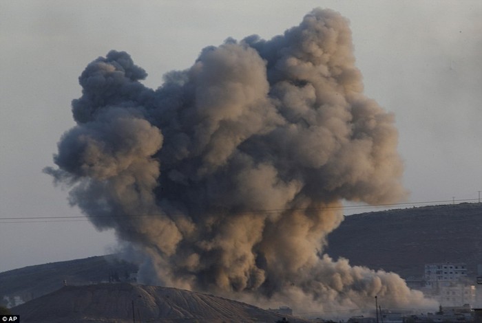 Khói bụi bốc lên từ vị trí Mỹ không kích IS ở gần Kobani.