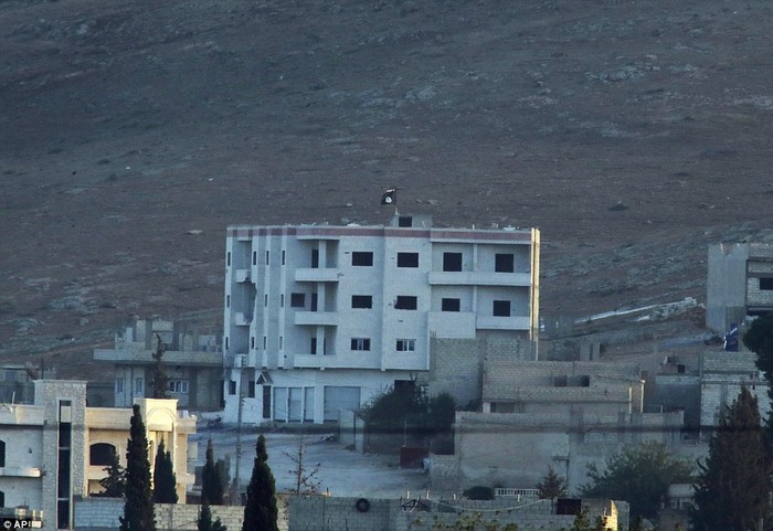 Cờ IS tung bay trên nóc một tòa nhà trong Kobani.
