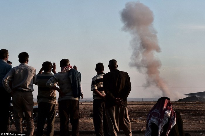 Người Thổ Nhĩ Kỳ xem giao tranh ở Kobani trên biên giới.