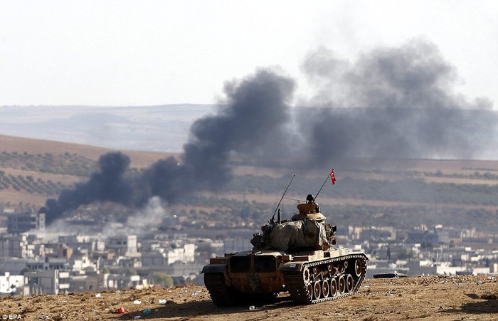 Quân đội Thổ Nhĩ Kỳ theo dõi giao tranh ở Kobani.