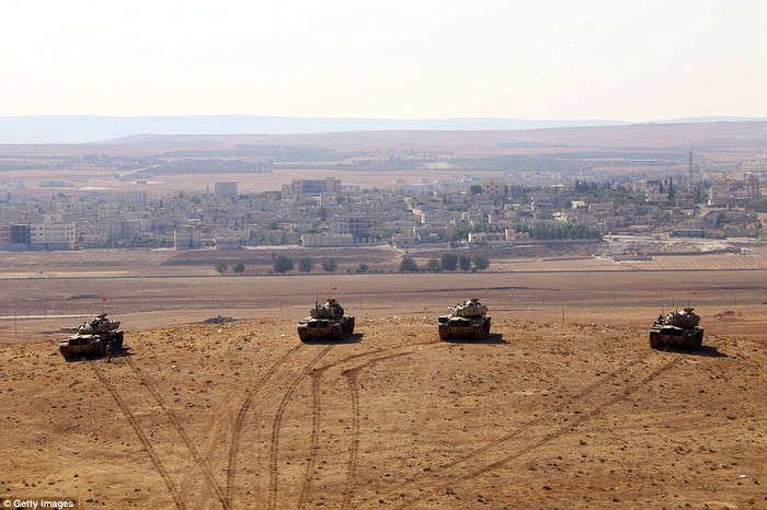 Xe tăng Thổ Nhĩ Kỳ dàn trận trên biên giới sát Kobani.