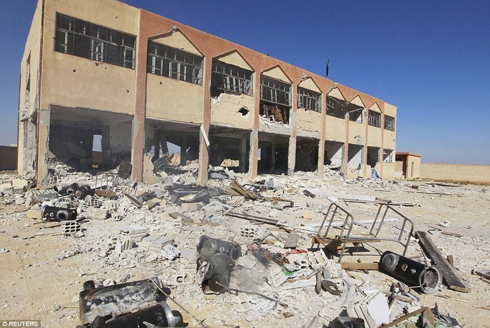 Tòa nhà trụ sở của lực lượng dân quân người Kurd tan hoang sau khi bị IS chiếm quyền kiểm soát trong chiều ngày 8/10.