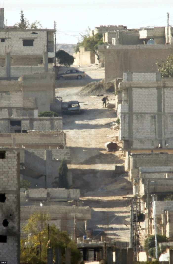 Một kẻ khủng bố IS lang thang trên đường phố bỏ hoang trong Kobani.
