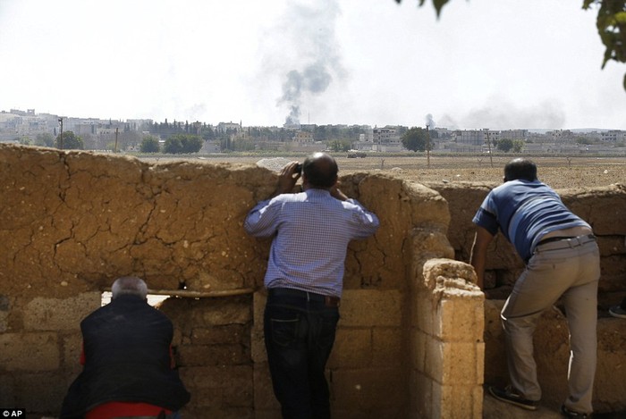 Người dân xem giao tranh ở Kobani bằng ống nhòm từ Thổ Nhĩ Kỳ.