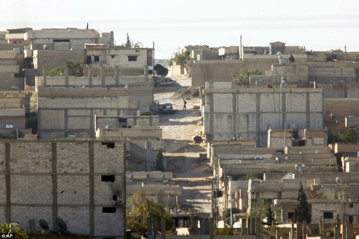 IS vẫn tiến vào thị trấn bất chấp các cuộc không kích của Mỹ.