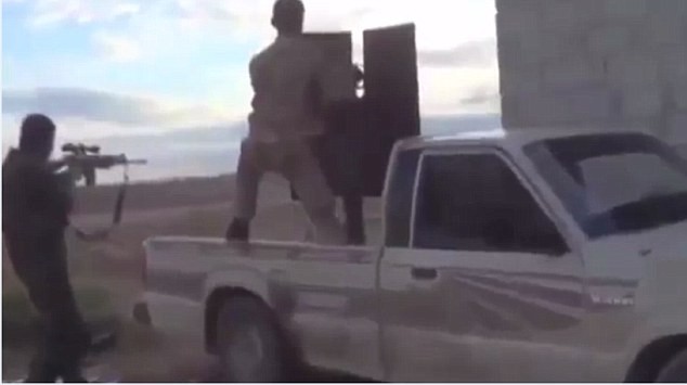 Lực lượng người Kurd dùng súng máy gắn trên xe ô tô để ngăn chặn IS đánh chiếm Kobani.