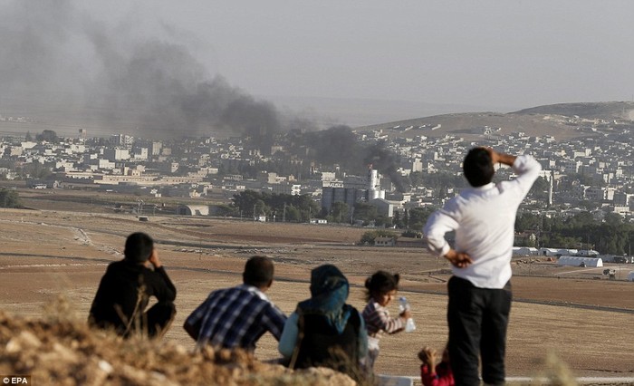 Người Thổ Nhĩ Kỳ xem giao tranh ở Kobani trên biên giới.