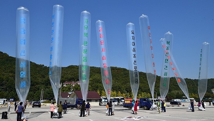Các nhà hoạt động Hàn Quốc chuẩn bị thả bóng tuyên truyền về phía Triều Tiên.