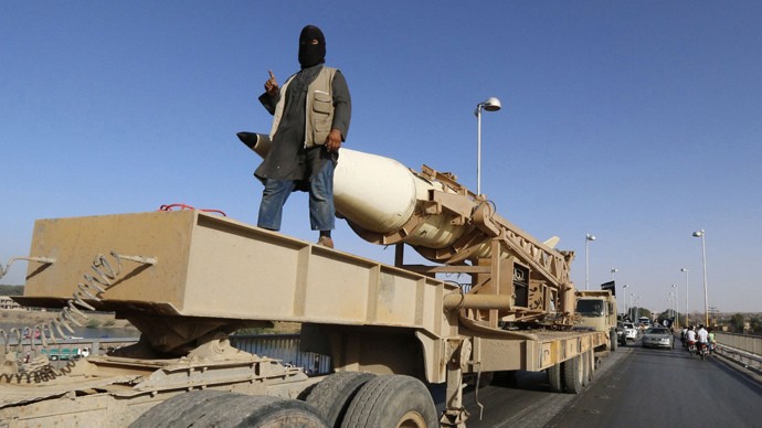 Chiến binh khủng bố IS và các vũ khí hạng nặng tịch thu được từ kho vũ khí của quân đội Iraq.