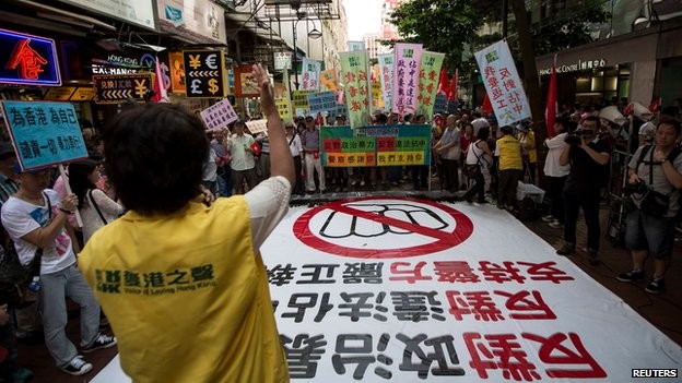 Nhóm ủng hộ Bắc Kinh đã bắt đầu các chiến dịch chống lại sinh viên biểu tình phong tỏa thành phố.