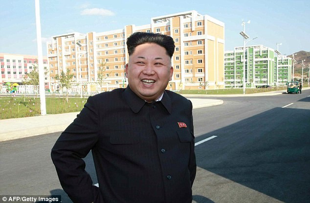 Ông Kim Jong-un cười rạng rỡ trong chuyến thăm khu dân cư mới xây dựng ở Bình Nhưỡng.