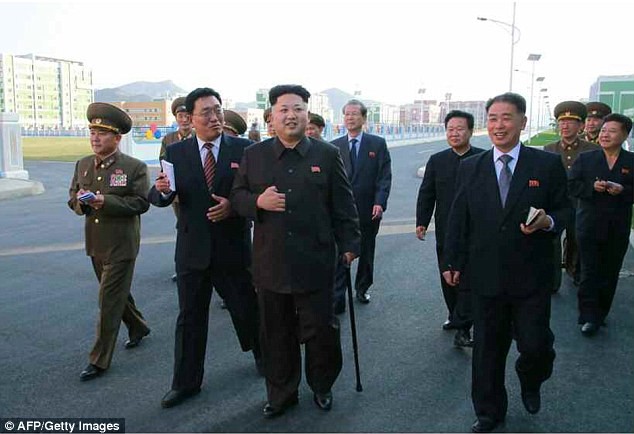 Ông Kim Jong-un chống gậy trong chuyến thăm.