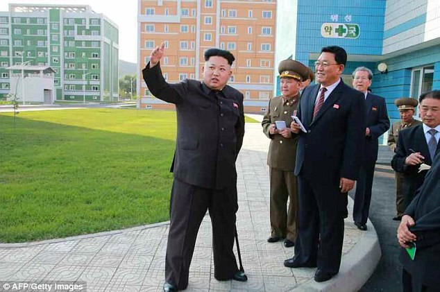 Chân trái của ông Kim Jong-un dường như vẫn chưa thể đi lại bình thường.