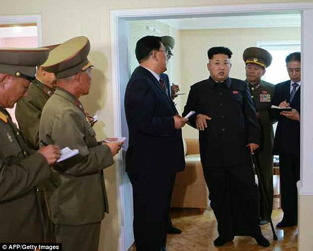 Các báo cáo trước đó cho biết, ông Kim Jong-un bị bong gân, vỡ mắt cá chân do đi lại nhiều bằng giầy trong khi trọng lượng cơ thể quá lớn.