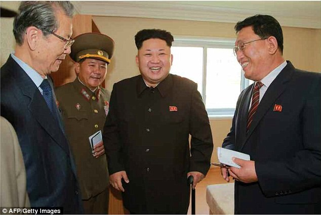 Ông Kim Jong-un cười rạng rỡ trong chuyến thị sát.