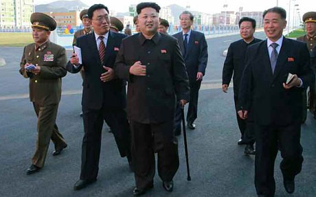 Ông Kim Jong-un chống gậy thăm khu nhà ở mới dành cho các nhà nghiên cứu khoa học.