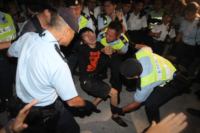 Cảnh sát Hồng Kông bắt giữ người biểu tình, ảnh: SCMP.