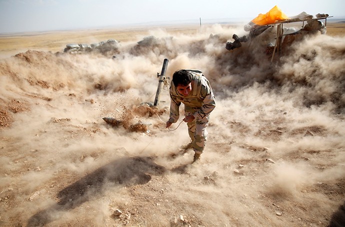 Người Kurd chiến đấu chống IS. Ảnh Reuters.