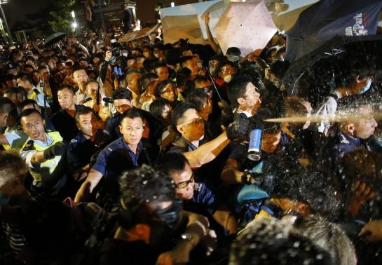 Cảnh sát Hồng Kông mặc thường phục xịt hơi cay trong nỗ lực giải tán đám đông người biểu tình.