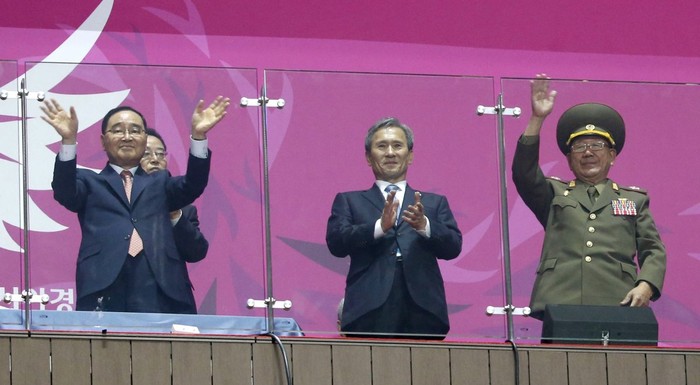 Hwang Pyong-so (phải), Bộ trưởng Quốc phòng Hàn Quốc Kim Kwan-jin (giữa) tại Seoul hồi tuần trước.