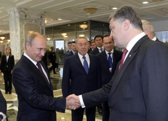 Tổng thống Nga Vladimir Putin và người đồng cấp Ukraine Petro Poroshenko.