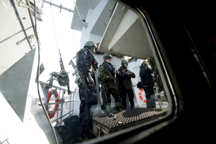 Quân đội Thụy Điển được triển khai tìm kiếm kẻ xâm nhập dưới nước. Ảnh Reuters/RT.