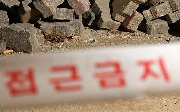 Lỗ đạn do binh sĩ Triều Tiên bắn ra được tìm thấy gần một trạm gác trên biên giới Hàn Quốc sau vụ đọ súng mới nhất.