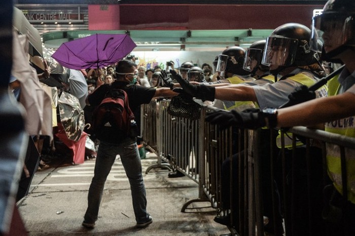 Cảnh sát Hồng Kông cố gắng ngăn cản những người biểu tình phá vỡ rào chắn.