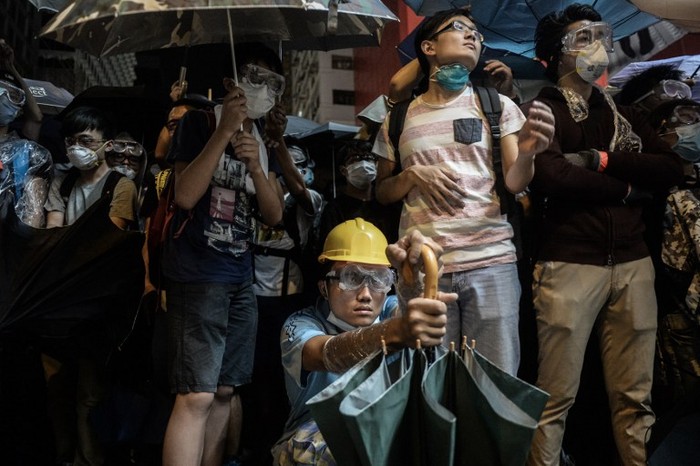 Người biểu tình Hồng Kông trang bị kính và mũ, dù đối phó với các hành động bạo lực của cảnh sát.