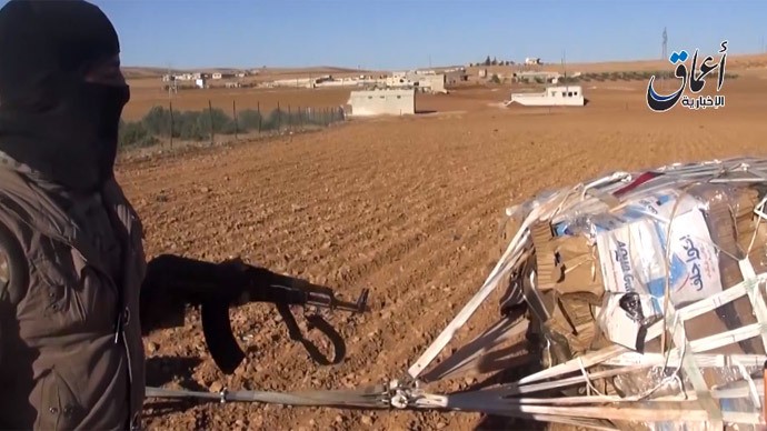 Khủng bố IS khoe chiếm được một gói hàng viện trợ quân sự Mỹ gửi cho người Kurd ở Kobani.