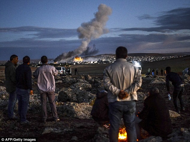 Người Thổ Nhĩ Kỳ đứng trên biên giới xem giao tranh ở Kobani.