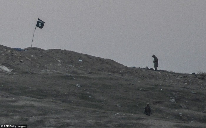 Khủng bố IS trên ngọn đồi Tel Shair trước thời điểm vụ không kích phá hủy lá cờ đen diễn ra.