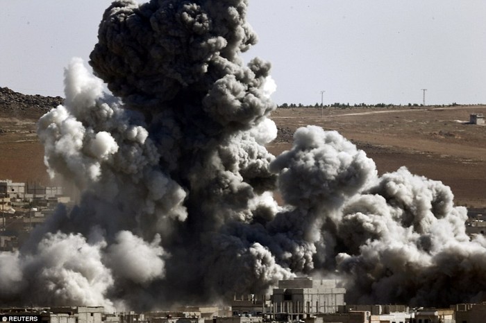 Khói và bụi bay lên từ một mục tiêu không kích của lực lượng Mỹ tại Kobani.
