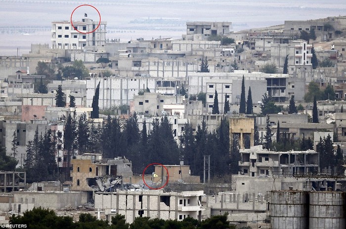 Cờ đen của khủng bố IS và cờ trắng của người Kurd tại Kobani được nhìn thấy từ Thổ Nhĩ Kỳ.