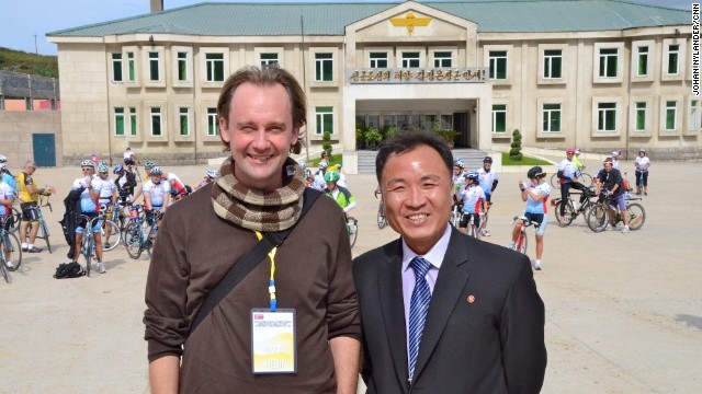 Nhà báo Johan Nylander và hướng dẫn viên Triều Tiên trong một chuyến du lịch tới quốc gia này.