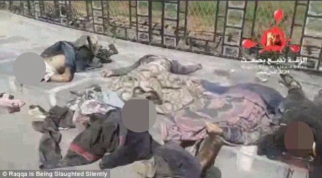 Thi thể các binh sĩ Syria bị phơi trên đường phố 3 ngày.