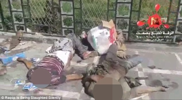 Những thi thể đẫm máu và đang phân hủy trông vô cùng khủng khiếp nhưng dường như cũng không thể khiến người dân địa phương chấn động bằng nỗi sợ hãi IS.