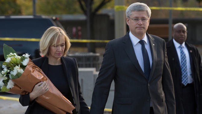 Thủ tướng Harper cùng phu nhân thăm Đài tưởng niệm chiến tranh quốc gia, nơi kẻ xả súng bắn chết một binh sĩ trước khi xông vào tòa nhà Quốc hội.