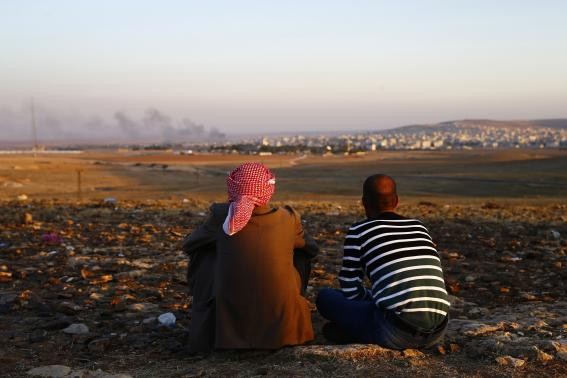 Người Thổ Nhĩ Kỳ xem giao tranh tại Kobani từ biên giới.