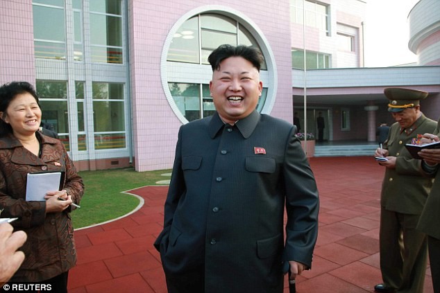 Nhà lãnh đạo Triều Tiên Kim Jong-un xuất hiện trở lại sau 40 ngày vắng bóng với cây gậy trên tay.