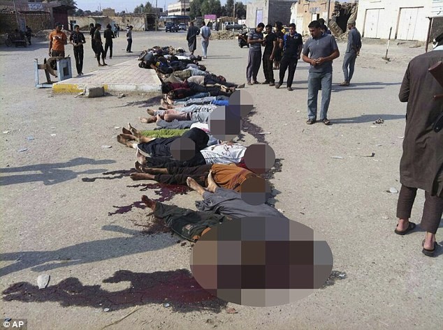 Thi thể đẫm máu của 30 người đàn ông Sunni bị IS sát hại tại thị trấn Hit.