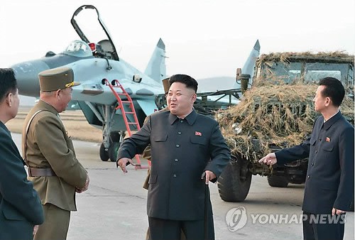 Ảnh Rodong Sinmun công bố ngày 30/10 cho thấy ông Kim Jong-un thị sát một cuộc diễn tập của Không quân.