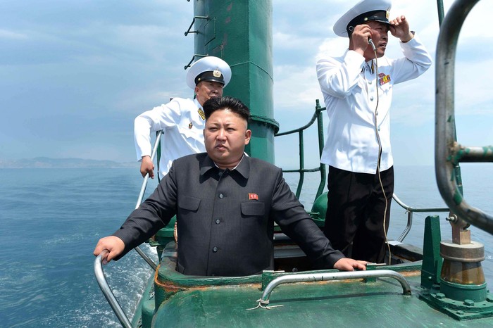 Nhà lãnh đạo Triều Tiên Kim Jong-un kiểm tra tàu ngầm.