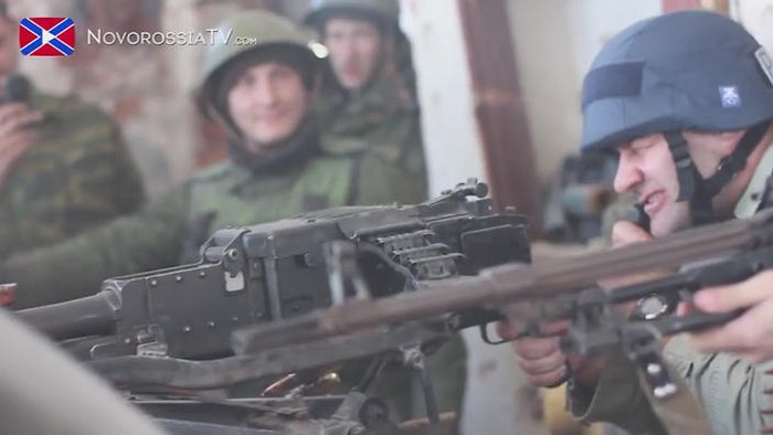 Hình ảnh cho thấy Porechenko sử dụng súng máy trong khu vực Donetsk.