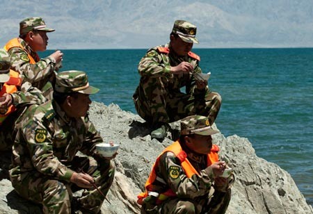 Quân đội Trung Quốc nghỉ ăn trưa tại hồ Pangong hôm 4/5/2011.