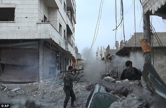 IS phóng lựu đạn trên đường phố Kobani.
