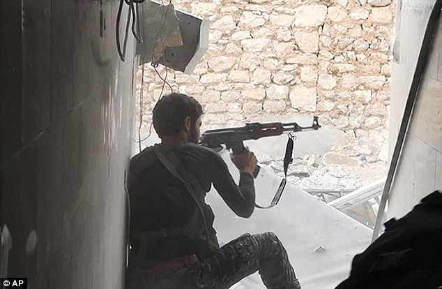 Một kẻ khủng bố IS nổ súng trong thị trấn Kobani.