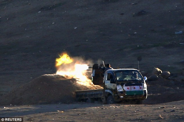Người Kurd sử dụng súng máy gắn trên xe tải đáp trả IS.