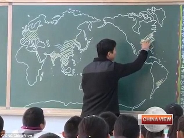 Thầy giáo Wang say sưa vẽ bản đồ trên bảng dưới sự chăm chú theo dõi của 60 học sinh phía dưới.